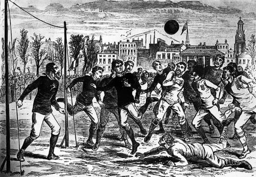 Ширина ворот футбольных. Сначала вместо перекладины использовали веревку – натягивали на любом расстоянии от земли (или вообще играли без нее)