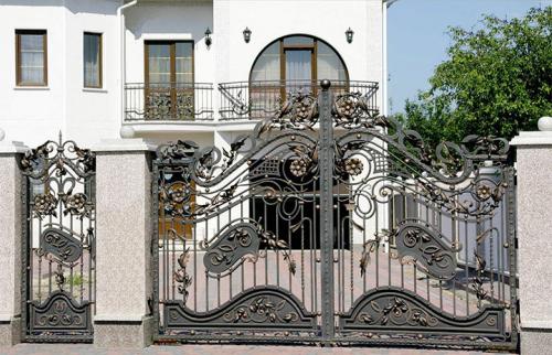 Кованые ворота с калиткой. Кованые ворота: выбор, нюансы сборки и красивого оформления