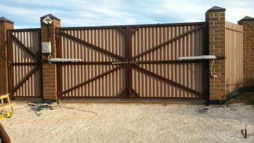 Варианты распашных ворот. Распашные ворота: обзор качественных материалов, современные конструкции и лучшие распашные системы (130 фото)