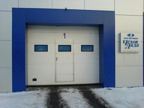 Секционные ворота с калиткой. Ворота секционные с калиткой