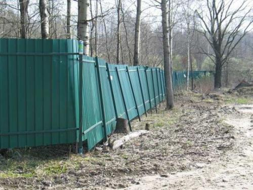 Забор и калитка из профнастила. Конструкция с металлическими столбиками
