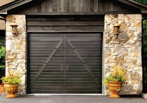 Деревянные ворота на гараж своими руками. Преимущества и недостатки