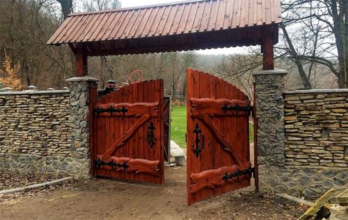 Каркас деревянных ворот. Ворота из дерева – выбираем лучшие варианты для частного дома