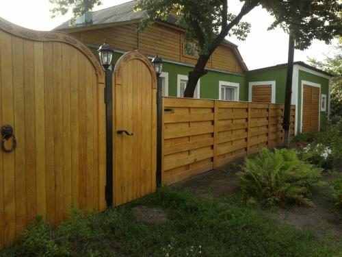 Ворота для частного дома деревянные с металлическим каркасом. Изготовление ворот из дерева