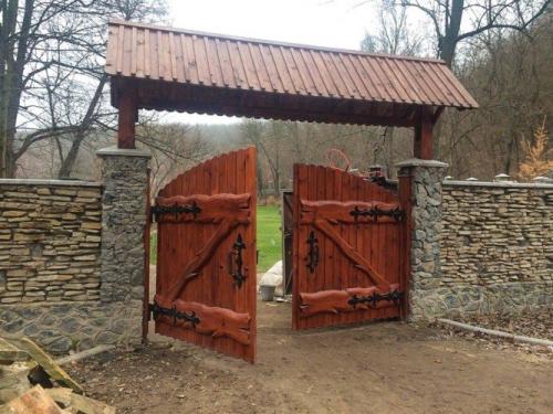 Как правильно навесить деревянные ворота. Виды деревянных ворот