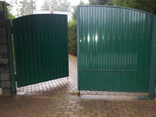 Как сделать красивые ворота из профнастила. Ворота из профнастила: как построить своими руками красивые и качественные ворота (155 фото + видео)