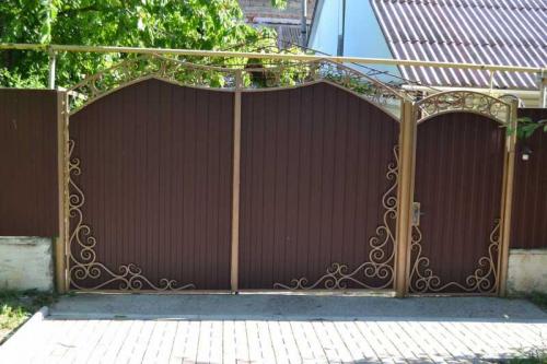 Как сделать красивые ворота из профнастила. Ворота из профнастила: как построить своими руками красивые и качественные ворота (155 фото + видео)