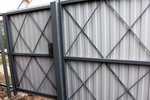 Варианты калиток из профильной трубы. Достоинства и недостатки