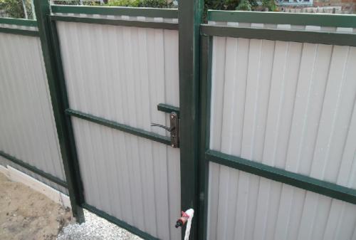 Калитка для забора из профильной трубы. Как самостоятельно сделать калитку из профильной трубы