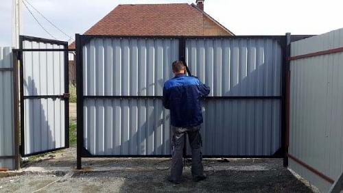 Какую профильную трубу использовать для ворот. Как сварить ворота из профильной трубы своими руками: чертежи и расчет, фото