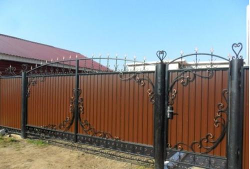 Ворота из профнастила с элементами ковки. Преимущества комплексных ворот