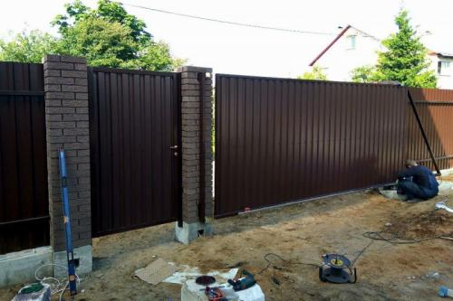 Варианты ворот из профнастила. Ворота из профнастила: как и из чего изготовить стальные ворота своими руками. Обзор простых идей и лучших решений (75 фото)