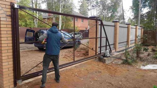 Установка откатных ворот с электроприводом. Откатные ворота своими руками — пошаговые инструкции по изготовлению конструкции механических откатных ворот и на электроприводе + фото