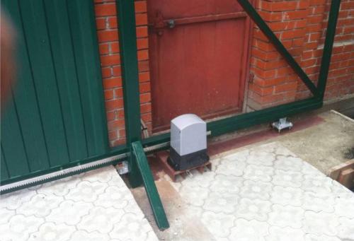 Установка откатных ворот с электроприводом. Откатные ворота своими руками — пошаговые инструкции по изготовлению конструкции механических откатных ворот и на электроприводе + фото