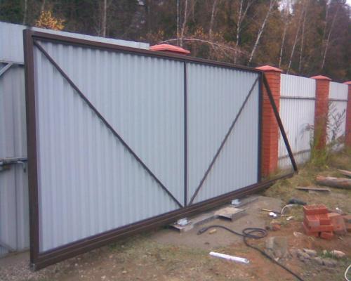 Установка откатных ворот с электроприводом. Откатные ворота своими руками — пошаговые инструкции по изготовлению конструкции механических откатных ворот и на электроприводе + фото