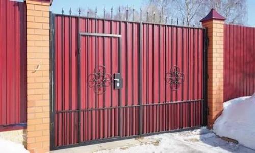 Ворота со встроенной калиткой. Используемые материалы