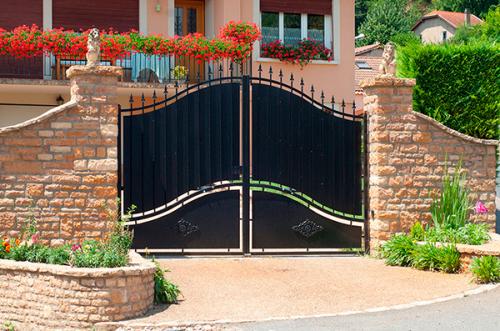 Современные ворота для частного дома. Классификация ворот для дома 11