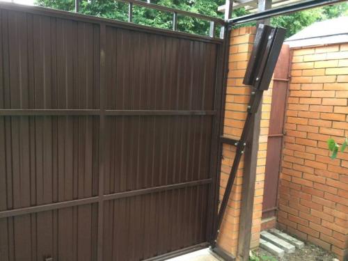 Крепление ворот к металлическим столбам. Как установить ворота из профнастила своими руками — поэтапная с фото и описанием техника установки раздвижных, и распашных ворот