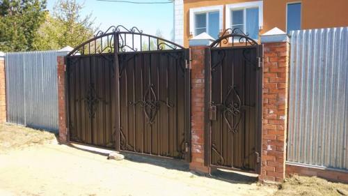 Калитка своими руками из металла. Калитка для частного дома: схемы и чертежи для создания своими руками из металла, профнастила, кованных и деревянных калиток