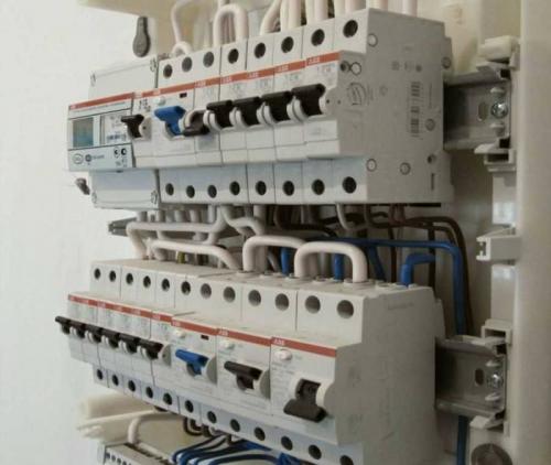 Как собрать электрический щиток для дачи. Как собрать электрощиток — схема со счетчиком в частном доме, гараже и квартире своими руками, 220В, 380В