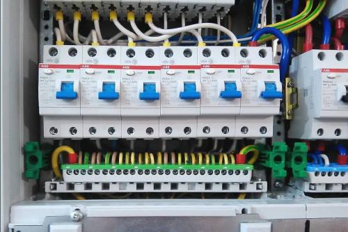 Как собрать электрический щиток для дачи. Как собрать электрощиток — схема со счетчиком в частном доме, гараже и квартире своими руками, 220В, 380В