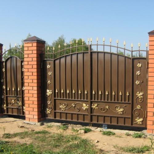 Металлические ворота с калиткой для частного дома. Металл 12