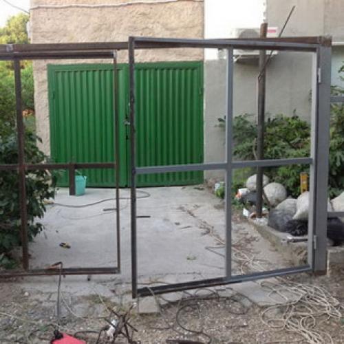 Металлические ворота с калиткой для частного дома. Металл 07