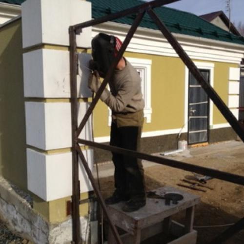 Металлические ворота с калиткой для частного дома. Металл 06