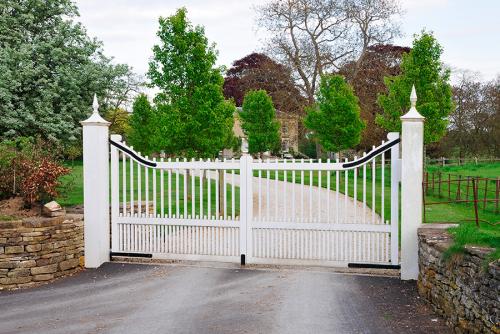 Металлические ворота с калиткой для частного дома. Металл 26