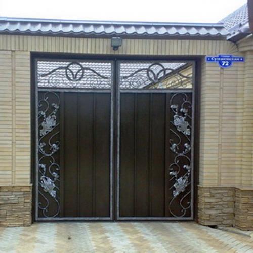 Металлические ворота с калиткой для частного дома. Металл 13