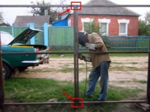 Красивые ворота частного дома. Особенности изготовления 01