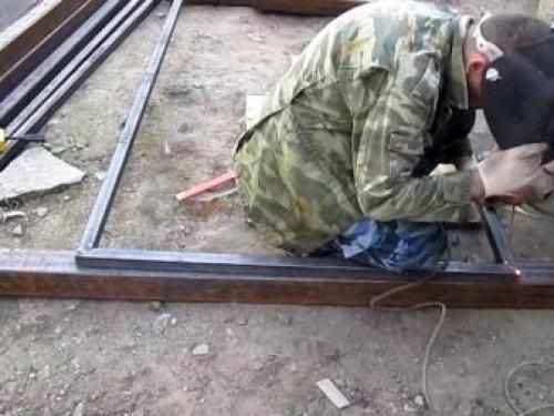 Красивые ворота частного дома. Особенности изготовления 03