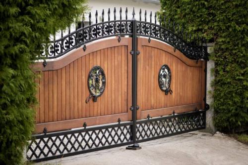 Современные ворота для дома. Ворота для дома своими руками: поэтапная инструкция с описанием и советами, что можно сделать для загородного дома, 150 фото-идей