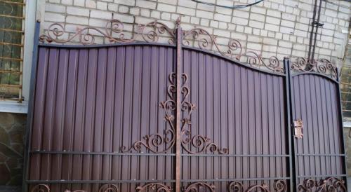 Ворота для дома из профнастила. Ворота из профнастила: как и из чего изготовить стальные ворота своими руками. Обзор простых идей и лучших решений (75 фото)