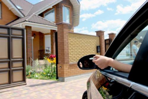 Красивые ворота для частного дома. Ворота для дома своими руками: поэтапная инструкция с описанием и советами, что можно сделать для загородного дома, 150 фото-идей