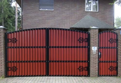 Красивые ворота для частного дома. Ворота для дома своими руками: поэтапная инструкция с описанием и советами, что можно сделать для загородного дома, 150 фото-идей