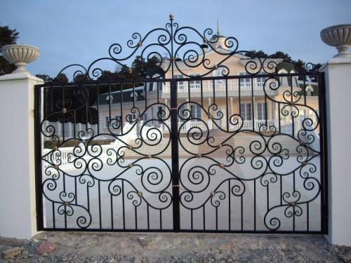 Ворота с калиткой для частного дома своими руками. Изготовление ворот (из пиломатериалов): эскизы конструкций, схемы и чертежи для постройки распашных ворот на подвеске