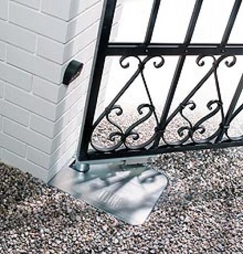 Автоматические распашные ворота наружу. Монтаж створок 04