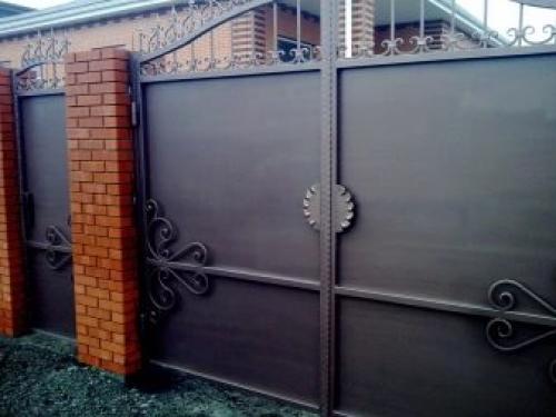 Ворота распашные металлические. Плюсы и минусы