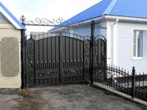 Ворота распашные металлические. Плюсы и минусы