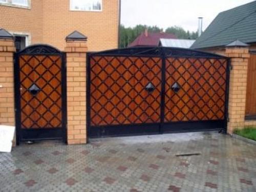 Ворота распашные металлические. Плюсы и минусы