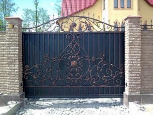 Ворота распашные металлические. Плюсы и минусы