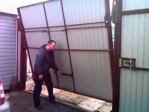 Автоматические секционные гаражные ворота своими рукам. Как сделать секционные ворота для гаража: обычные и с пультом ДУ 03