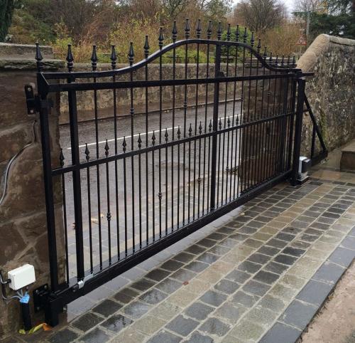 Ворота подъемные с электроприводом. Преимущества и недостатки