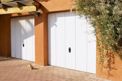 Ворота подъемные с электроприводом. Преимущества и недостатки