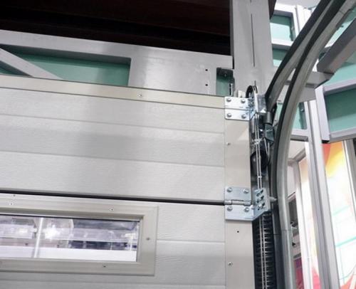 Высокий монтаж секционных ворот Алютех. Чем различаются виды секционных ворот?