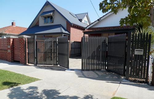 Из чего сделать ворота и калитку. Ворота для частного сектора: виды конструкций, рекомендации по сборке