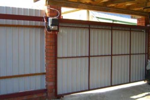 Подвесные откатные ворота. Как правильно сделать подвесные откатные ворота своими руками?